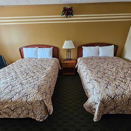Forest Plaza Motel Mount Forest エクステリア 写真