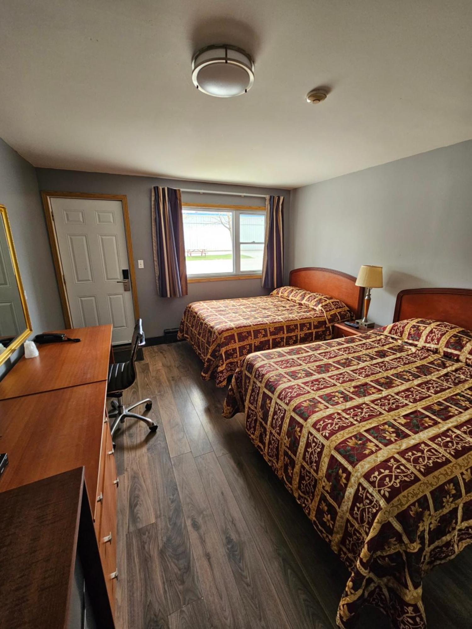 Forest Plaza Motel Mount Forest エクステリア 写真