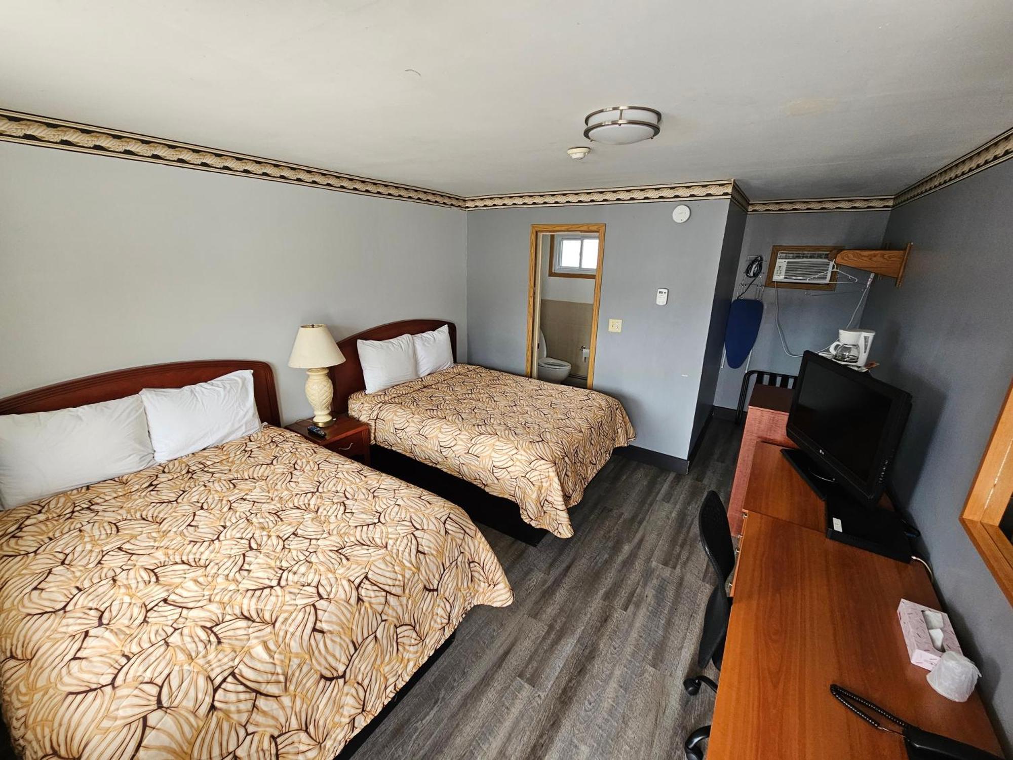 Forest Plaza Motel Mount Forest エクステリア 写真