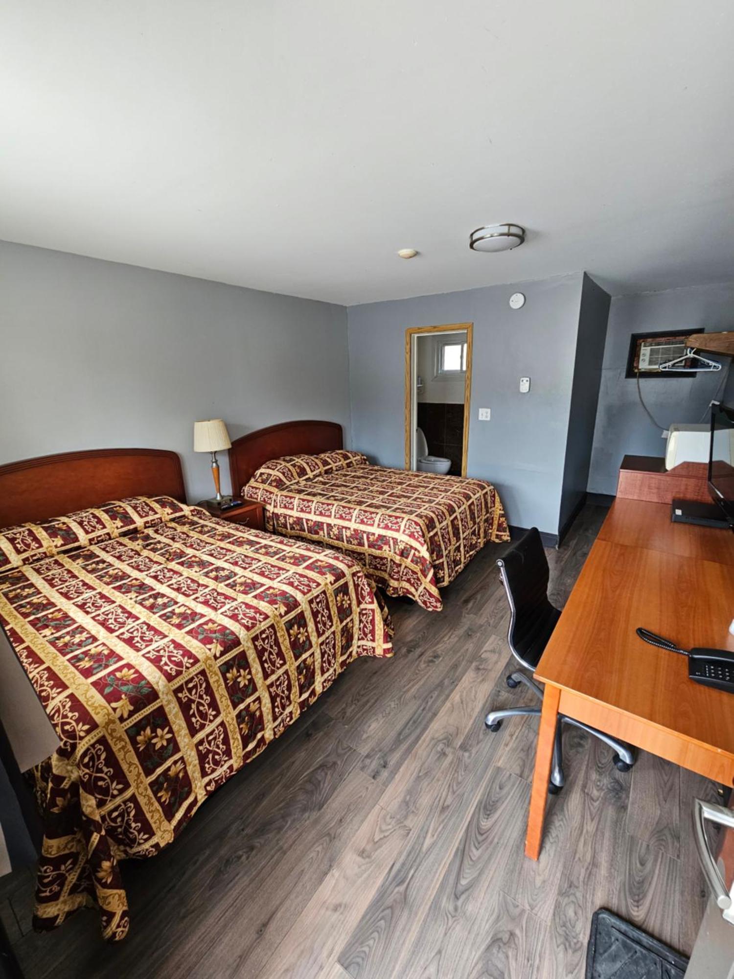 Forest Plaza Motel Mount Forest エクステリア 写真