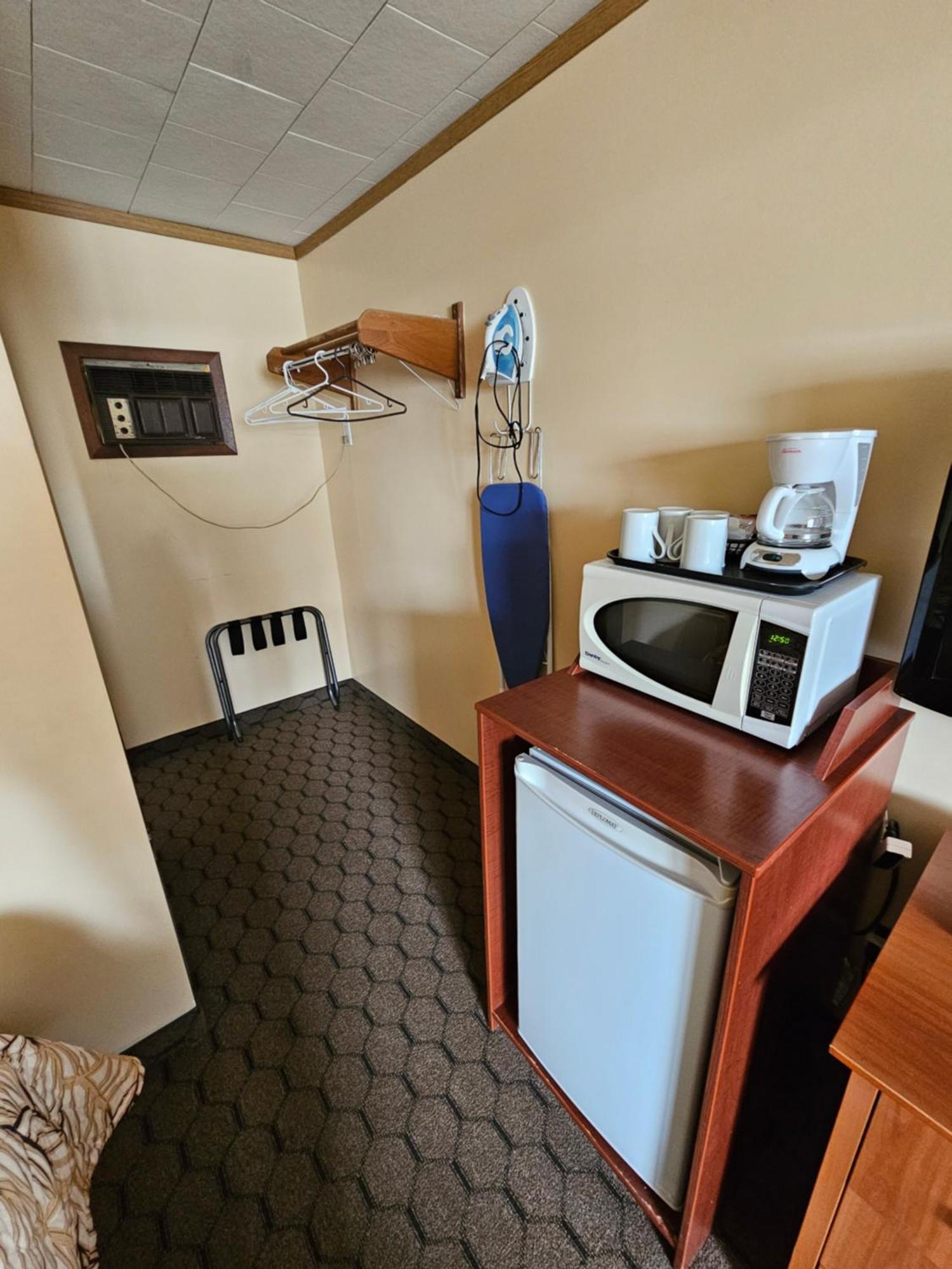 Forest Plaza Motel Mount Forest エクステリア 写真