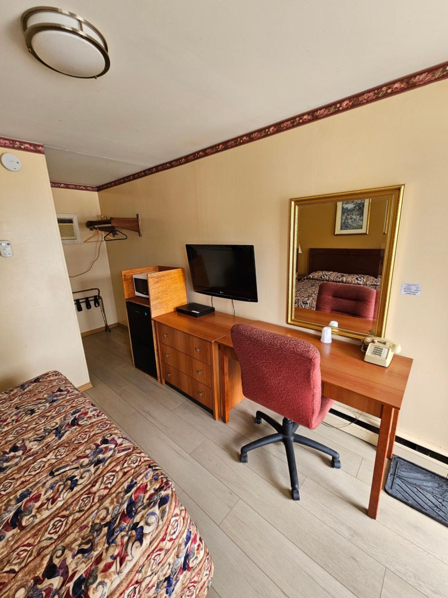 Forest Plaza Motel Mount Forest エクステリア 写真