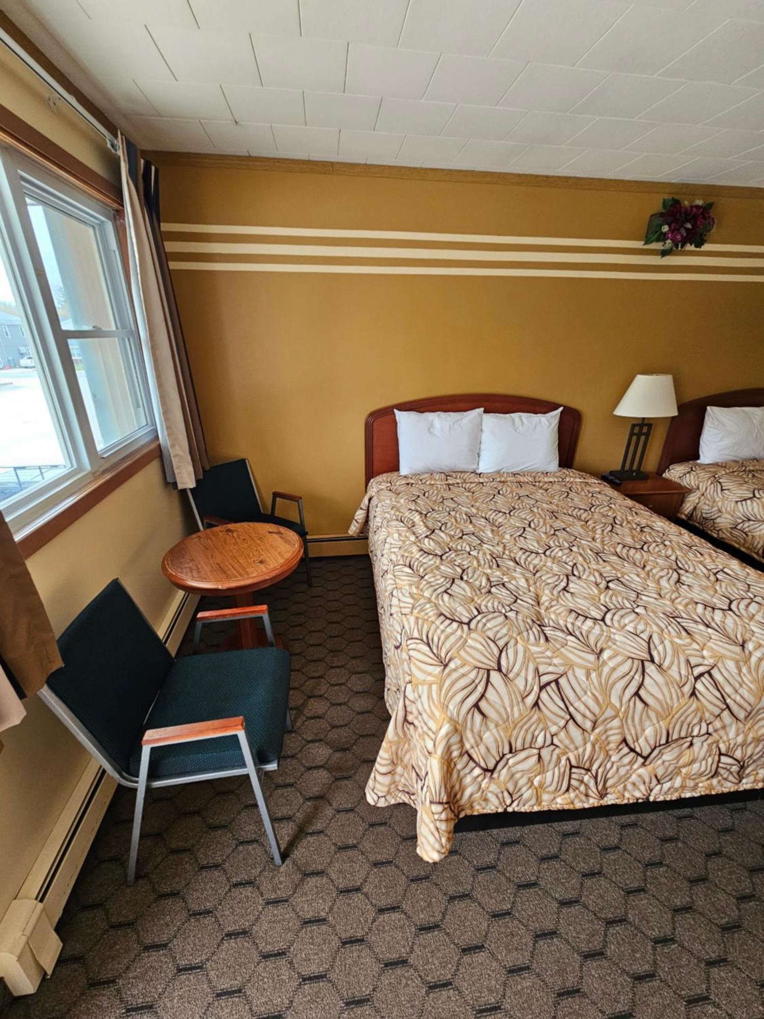 Forest Plaza Motel Mount Forest エクステリア 写真