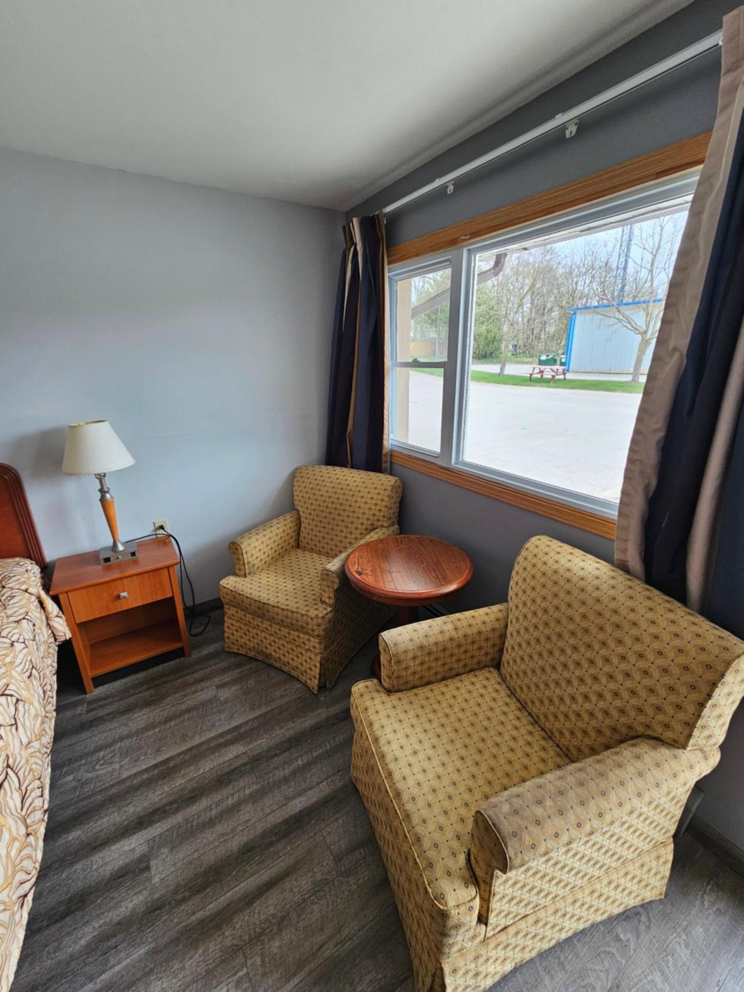 Forest Plaza Motel Mount Forest エクステリア 写真