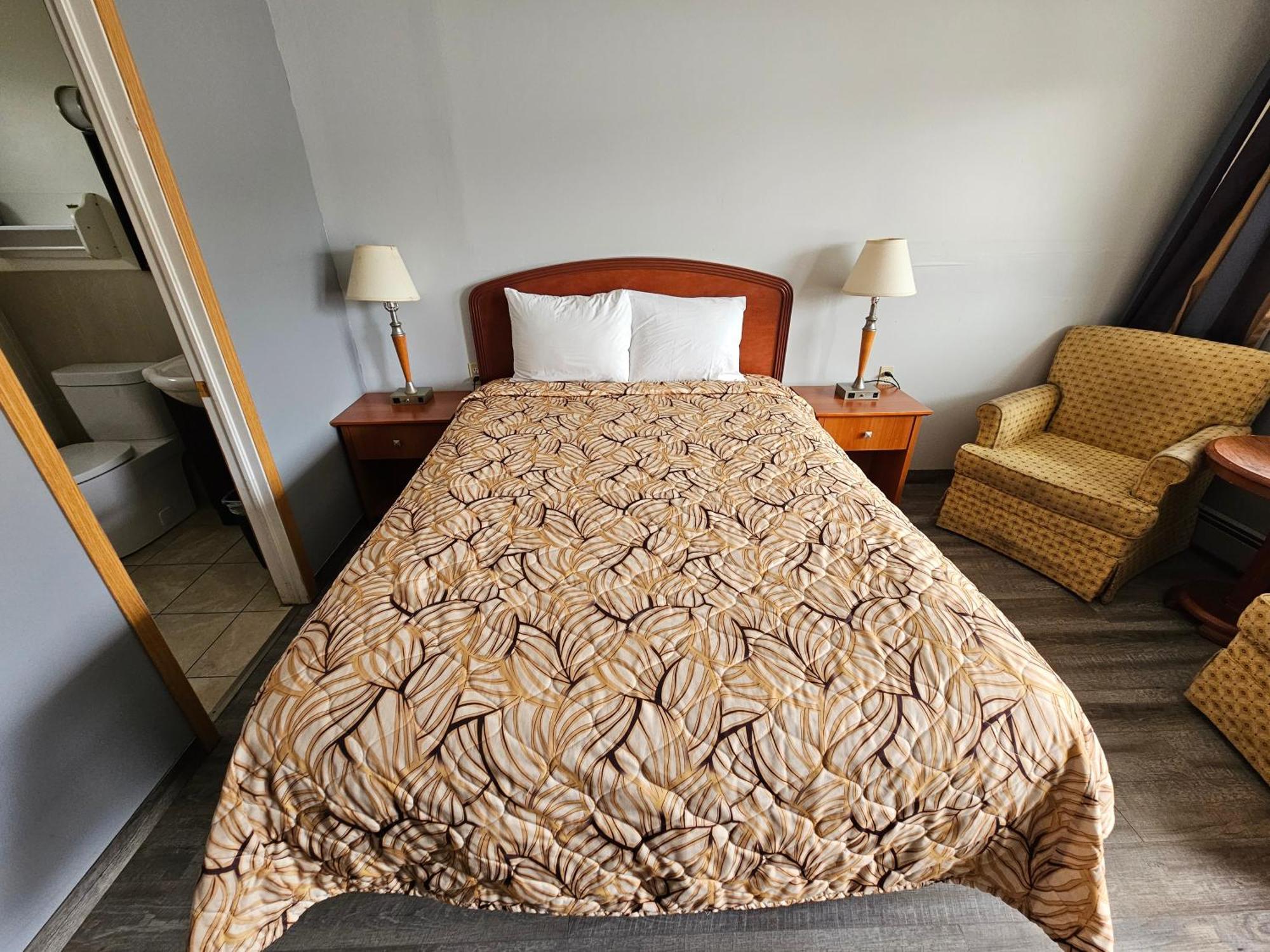 Forest Plaza Motel Mount Forest エクステリア 写真