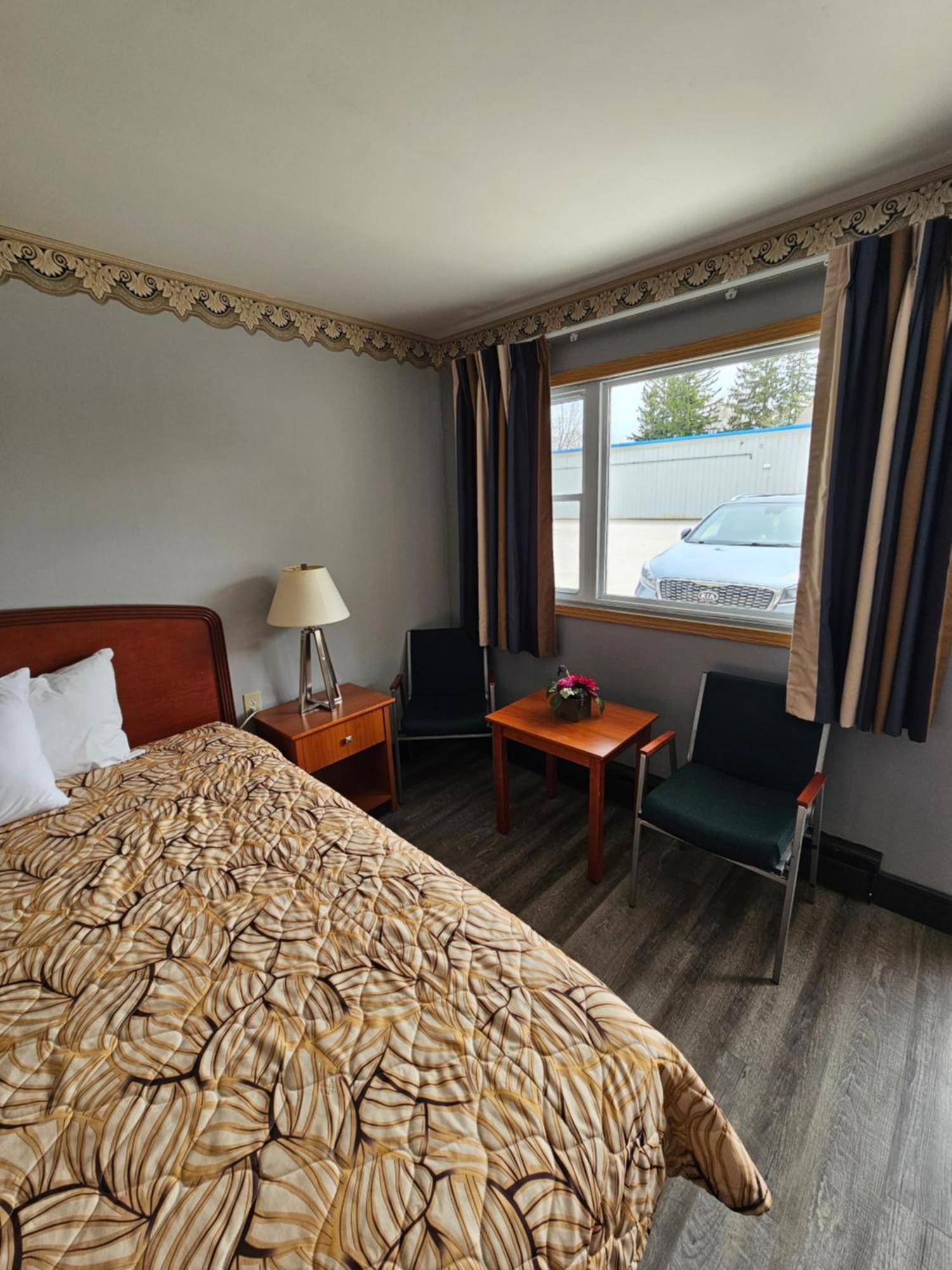 Forest Plaza Motel Mount Forest エクステリア 写真