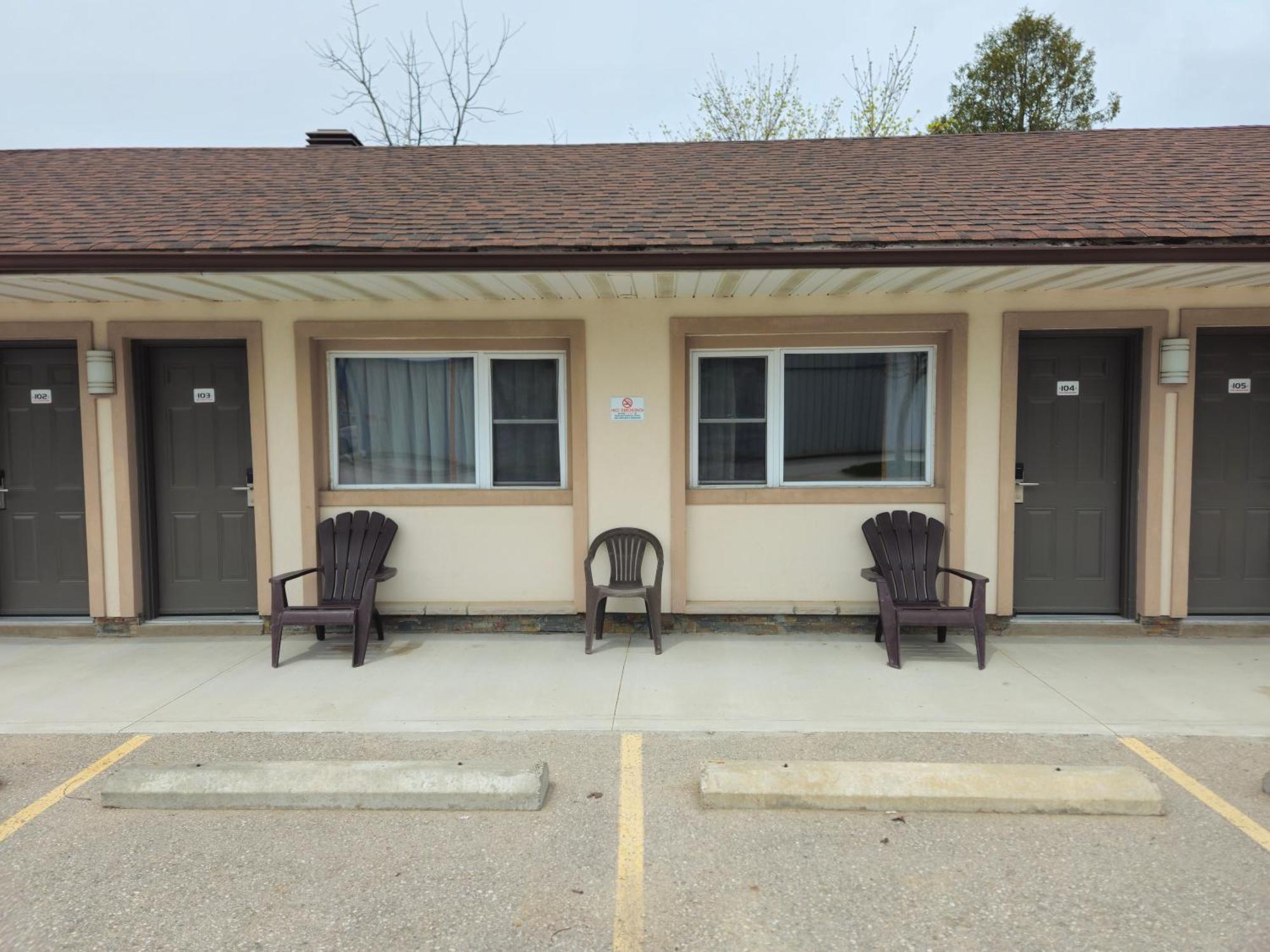 Forest Plaza Motel Mount Forest エクステリア 写真