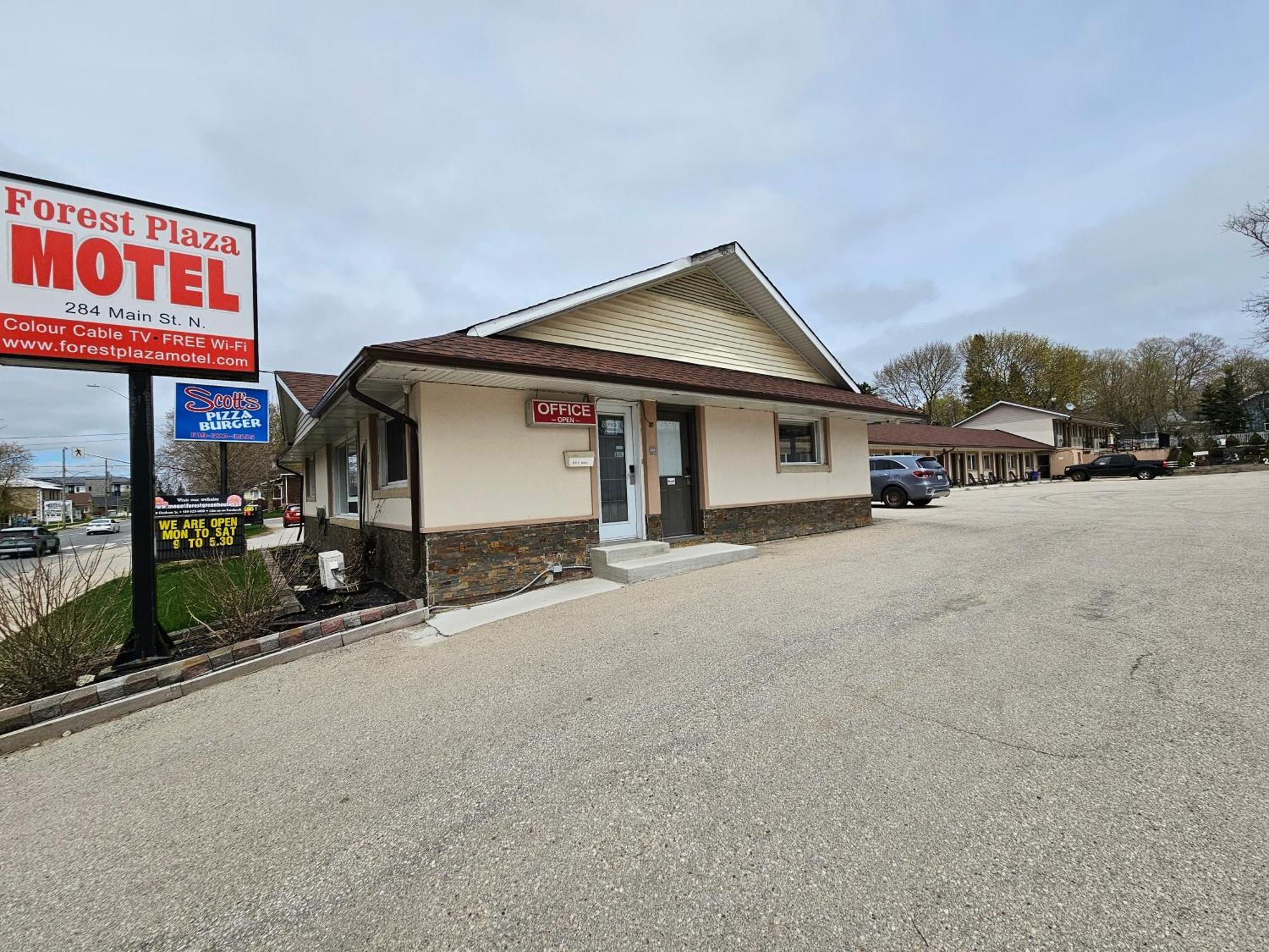 Forest Plaza Motel Mount Forest エクステリア 写真