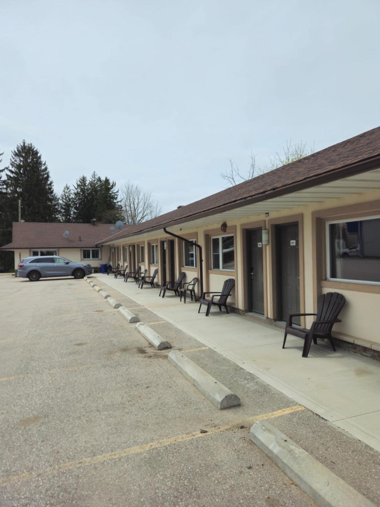 Forest Plaza Motel Mount Forest エクステリア 写真