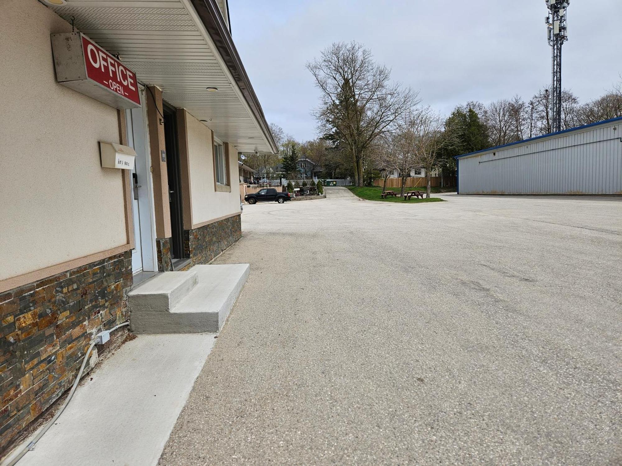 Forest Plaza Motel Mount Forest エクステリア 写真