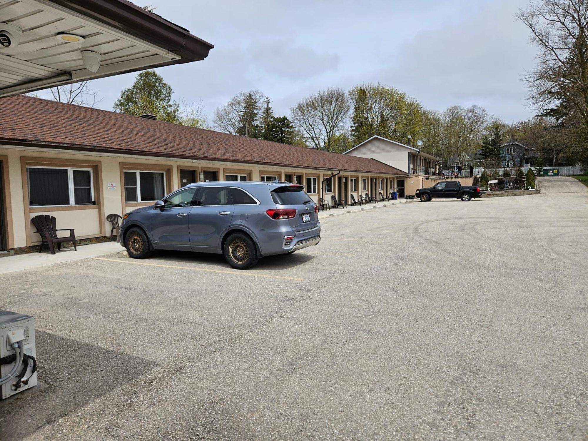 Forest Plaza Motel Mount Forest エクステリア 写真