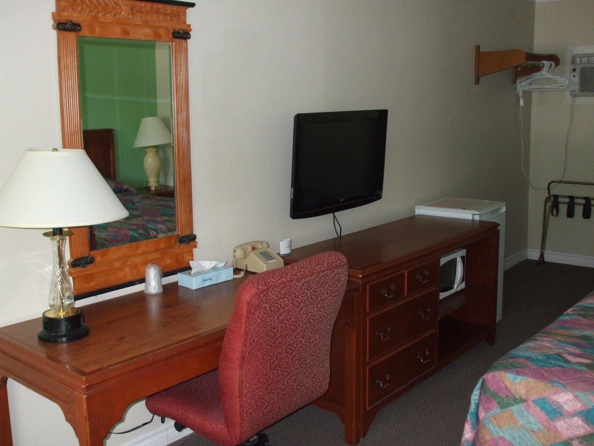 Forest Plaza Motel Mount Forest エクステリア 写真