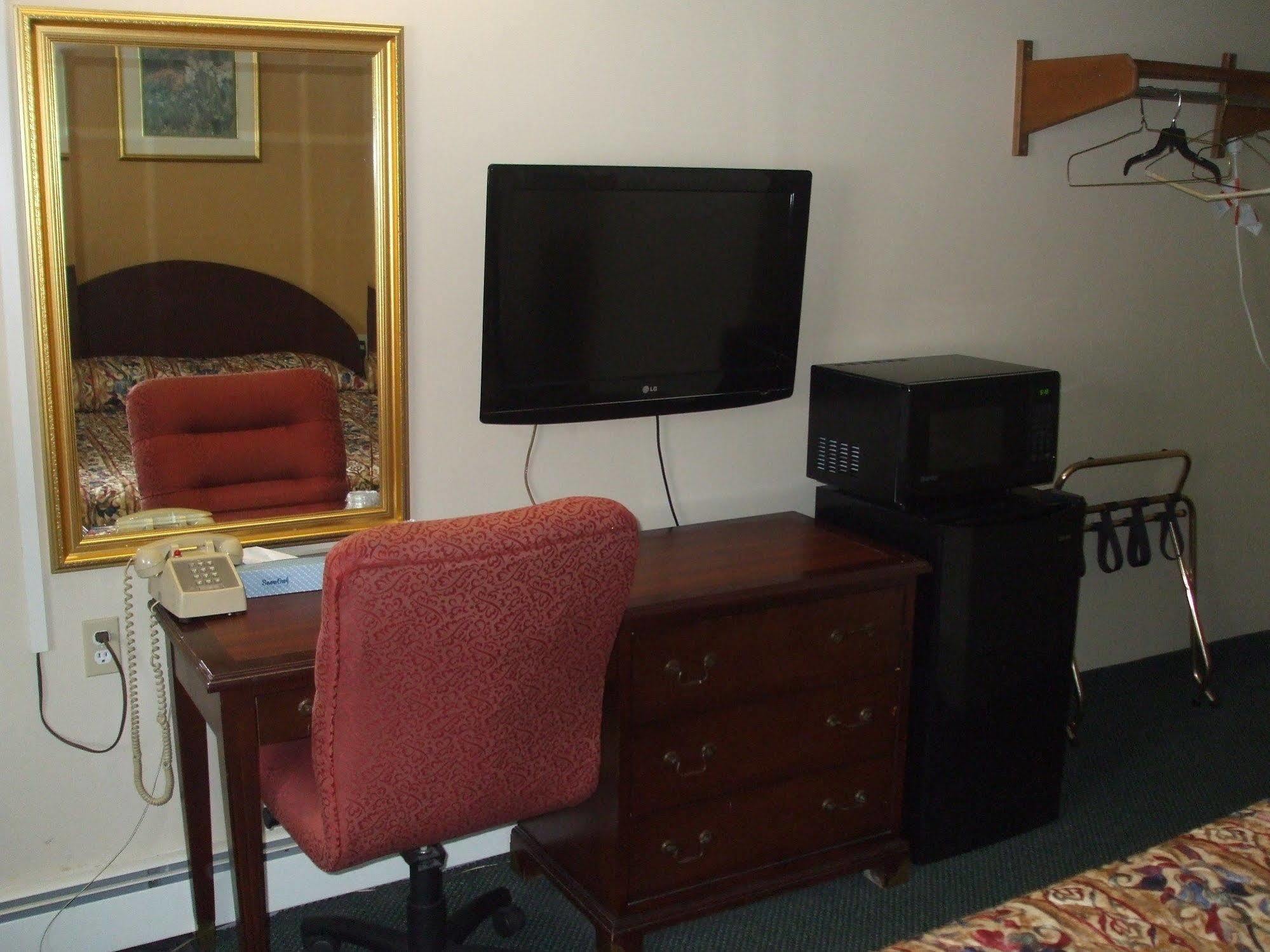 Forest Plaza Motel Mount Forest エクステリア 写真