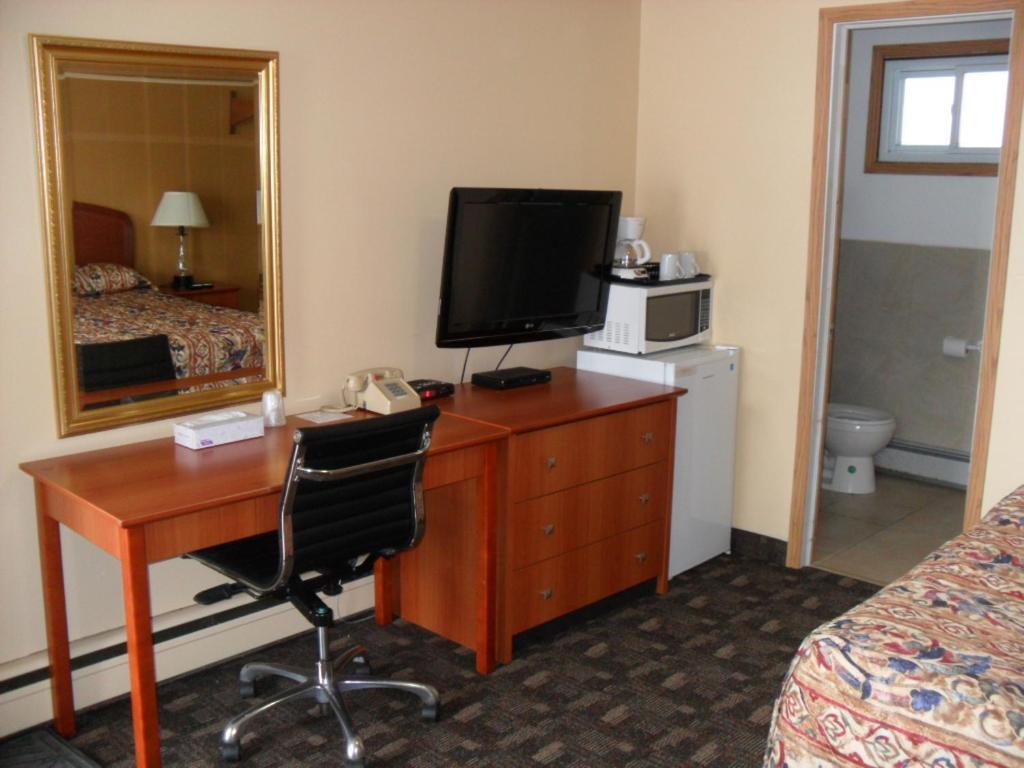 Forest Plaza Motel Mount Forest エクステリア 写真