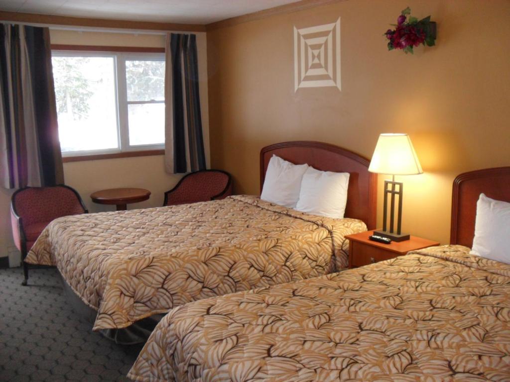 Forest Plaza Motel Mount Forest エクステリア 写真