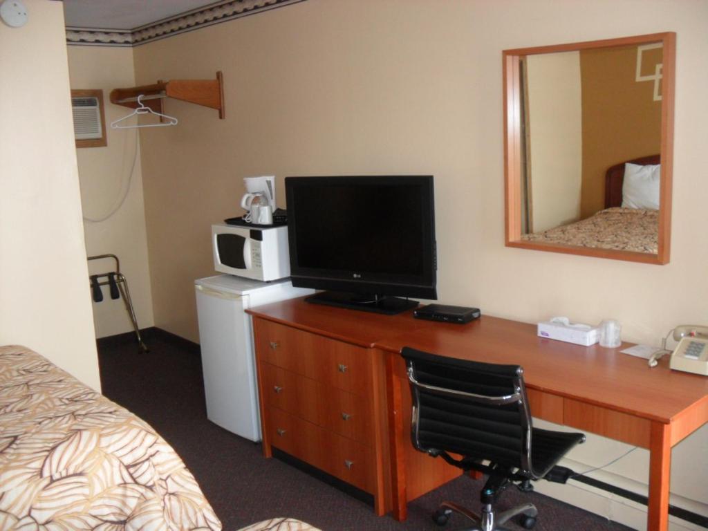 Forest Plaza Motel Mount Forest エクステリア 写真
