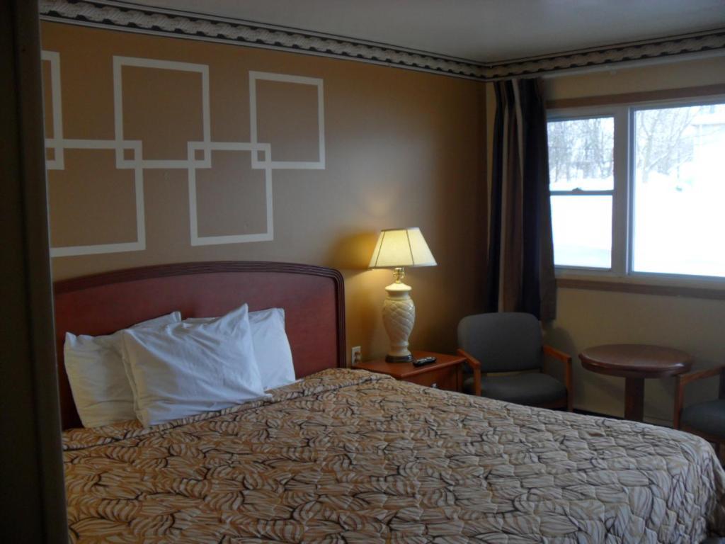 Forest Plaza Motel Mount Forest エクステリア 写真