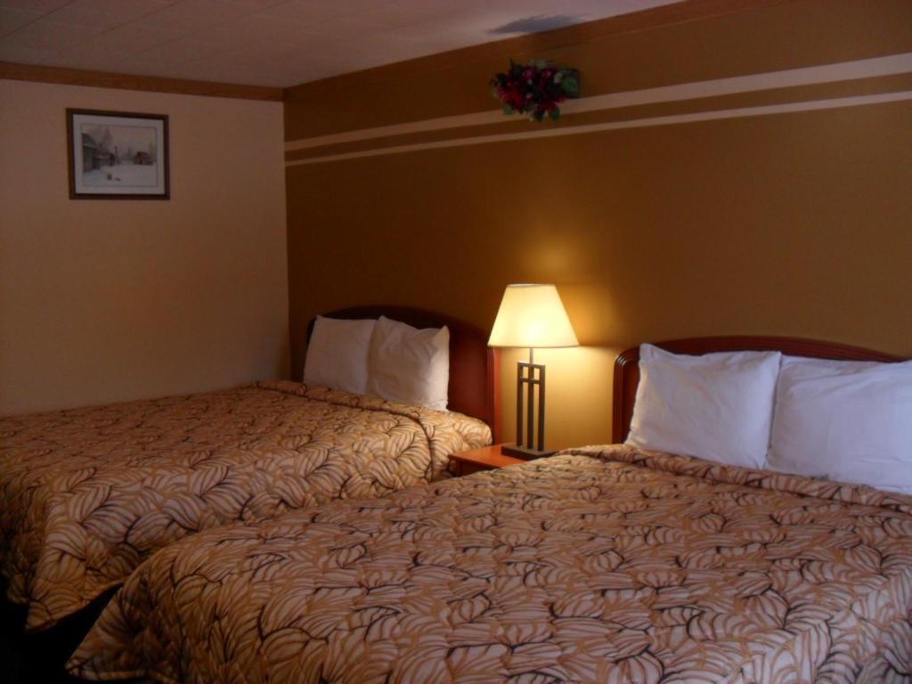 Forest Plaza Motel Mount Forest エクステリア 写真