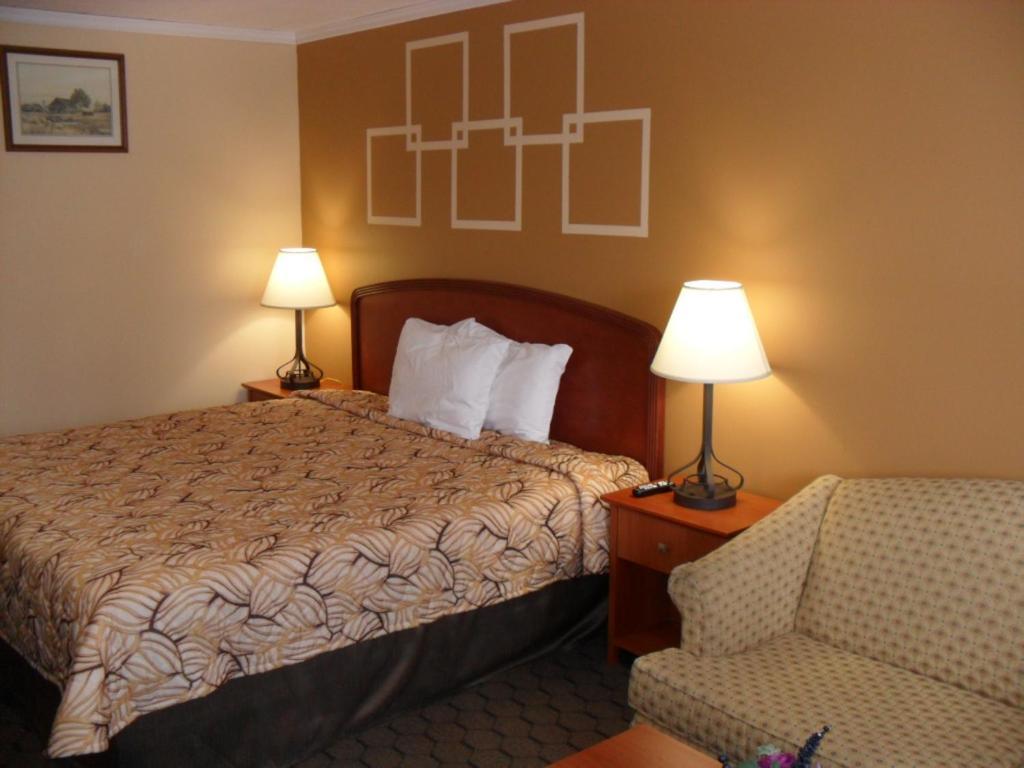 Forest Plaza Motel Mount Forest エクステリア 写真