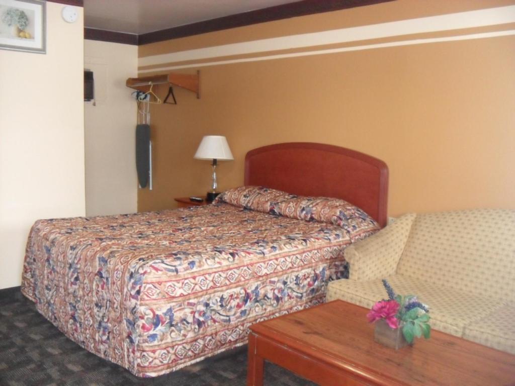 Forest Plaza Motel Mount Forest エクステリア 写真