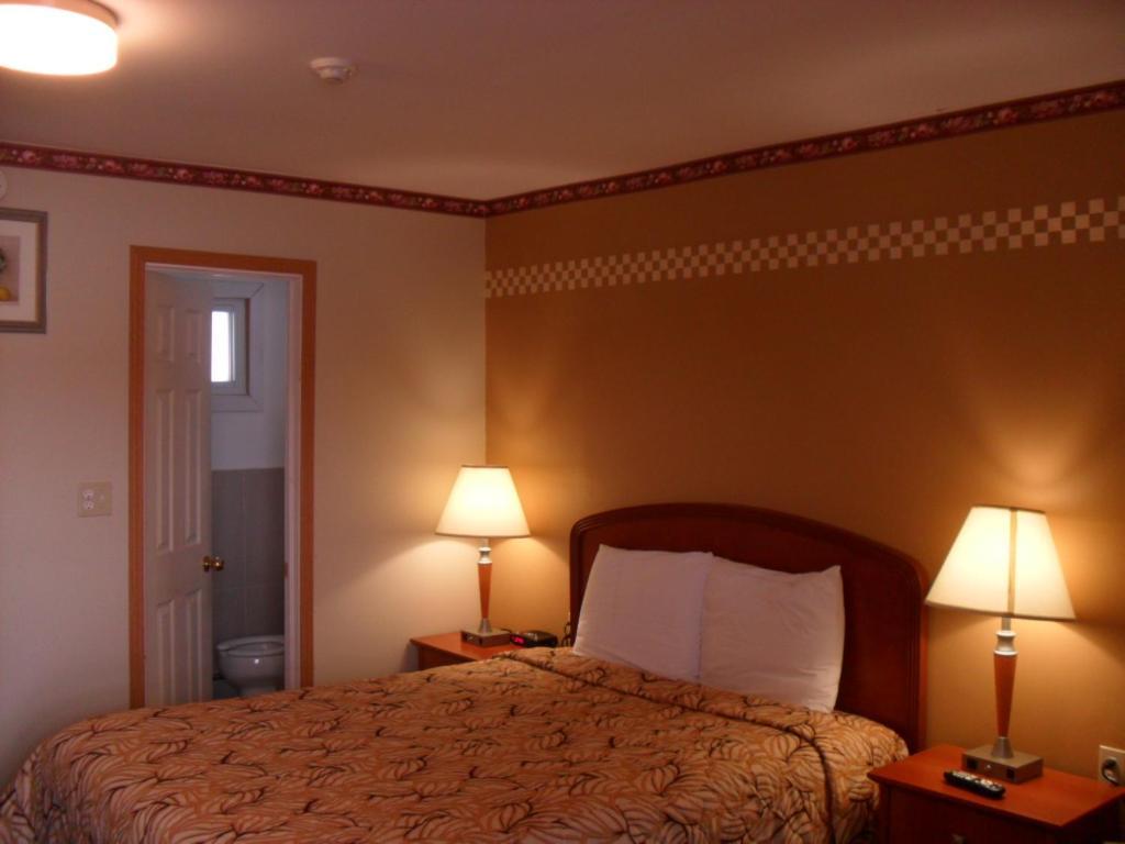 Forest Plaza Motel Mount Forest エクステリア 写真